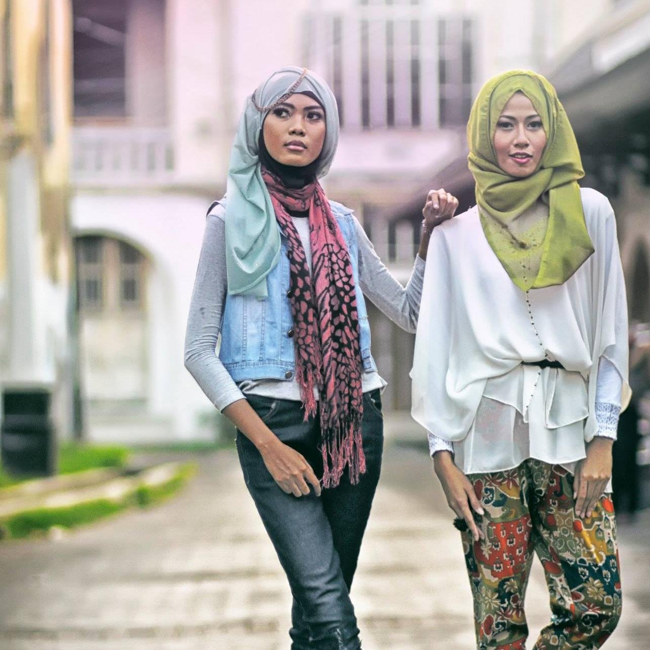 Burgundy-Mechanical Engineering-Diponegoro University
Simple-Hijab