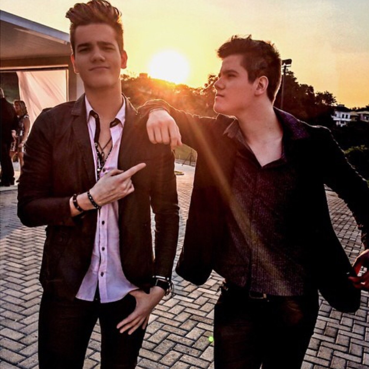 Tudo é maravilhoso e com voces é mais perfeito! Amo eternamente meus iguais! Vivo voces! ❤️ Since: 14/10/2013