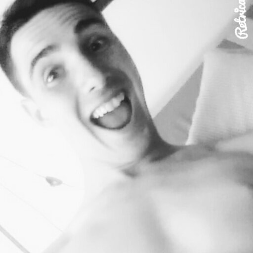 17.viviré viviendo el presente y no pensando en un futuro.Hacer lo que quieras es libertad, gustarte lo que haces es FELICIDAD.† MUERO POR VIVIR †
