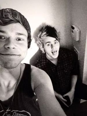 Ashton Irwin rp. rp/gay/taken