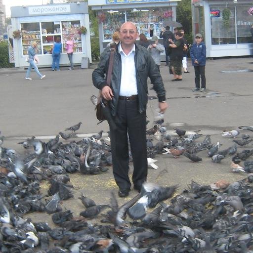 Женат