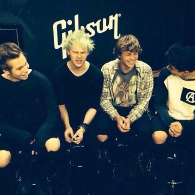 HEY CAN YOU FOLLOW @ConvosWith5SOS please and i'll dm you to Ash/Cal/Luke/Mikey & PLS RT THIS LINK https://t.co/f2HIjDeoN5