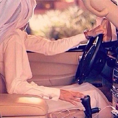تجذبني الناس العقلانيه اللي تحسها عايشه لمعنى حتى النقاش معاهم يحتاج لتفكير،وقتها تحس إنك مجبور تحترمهم من لطافة اسلوبهم وعمق تفكيرهم