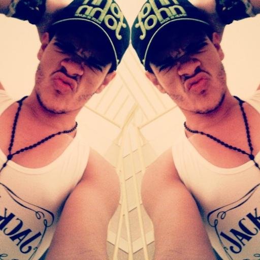Sou o Infinito. Não sou bipolar, mas sou Inconstante. Amo e odeio. Não suporto injustiça. Vivo questionando a vida, e sim tento aproveita-la ao máximo.