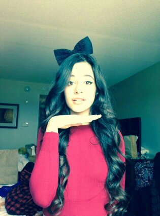 That girl in Fifth Harmony with that beautiful voice. I sing, dance, and twerk. Bo$$ Bad Girl i love food