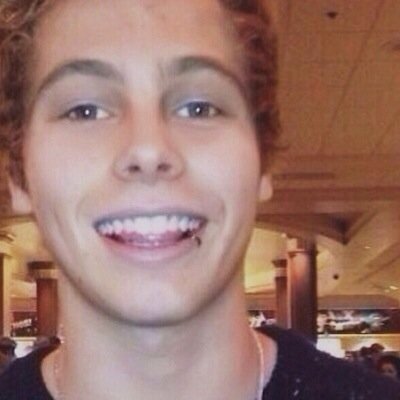 FOLLOW @lukesnandosSOS BECAUSE SHE GAVE YOU THIS FREE FOLLOW:))