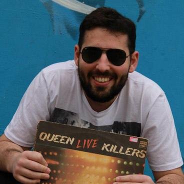 Periodista. 100% @rockandball y soy coleccionista. Me gusta mucho la música. MUCHO. Alguna vez laburé en @la100fm