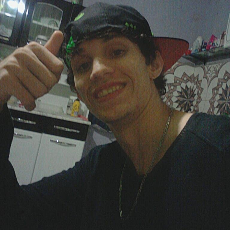 Pode dizer que meu sonho é inútil os loucos românticos sempre riem por último...