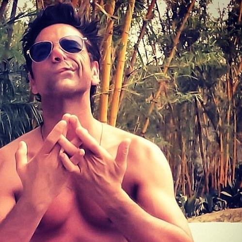 JustCarlHowell's profile picture. Un simple dentista que buscó en su momento el amor y acabó enamorado de los dientes de otra. Actualmente, nadie sabe de mi. Soy -A, zorras. #PerfectGleeRol.