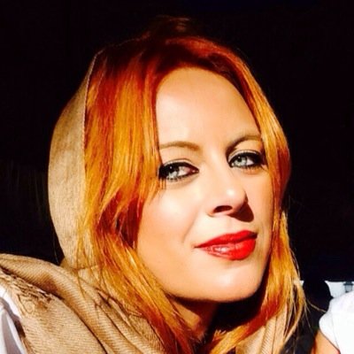 Periodista. Protocolo, Publicidad y Comunicación Digital. Inquieta, soñadora y segura de que otra forma de hacer periodismo #esposible. Lo que pasa, conviene!