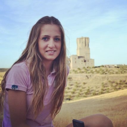 auxiliar de enfermería, sevillista y madridista con mucho orgullo, y con ganas de vivir la vida. Amiga de mis amigos.