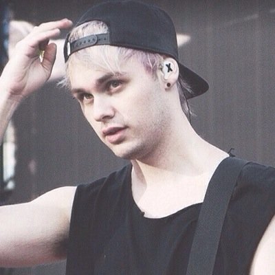 i just gave you a free follow pls follow @michelclitford thanks :)