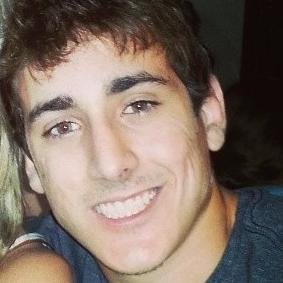 21 anos, Educador Físico. http://t.co/bAYeH4jSxI