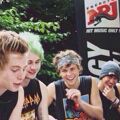 hello we love these 4 idoits but we also love the amazing fam :) cake+band/4