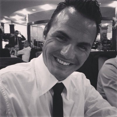 Sono nato molto giovane. Faccio pizze ma sono laureato. Ho 25 denti ma tanti debiti. Sono qui per non farne altri. Almeno spero.