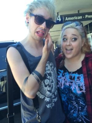 send me ur pics with your idols!