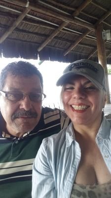 Odontólogo graduado en LUZ Coronel ejercito retirado...
Casado con Manola Benitez