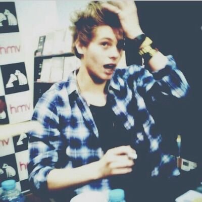 please follow @sadboycalum, she follows back x