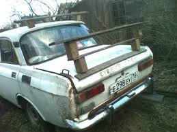Queridos tuningcutreros, si no tenéis ni un duro y aún menos estilo, por favor, dejad los coches de serie, ellos pasan vergüenza y dañais la vista