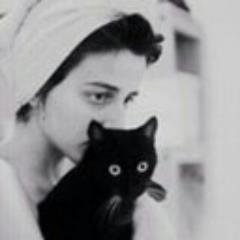 أعيشُ بِماا يُرضي هذا الرأس المُستلذّ،وكفى.