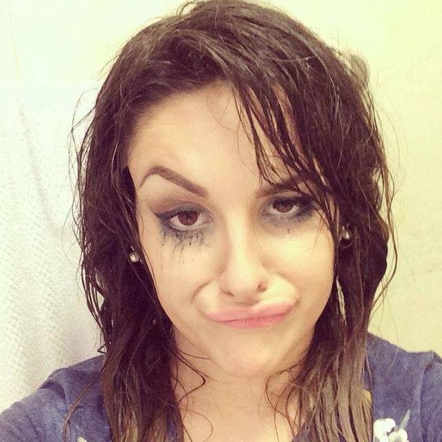 jeitinhokefera's profile picture. Ontem ela tinha 17 anos, suas unhas eram coloridas, seu cabelo era longo e loiro. Saudades de ontem, orgulho de hoje. ♥ 17/06/14