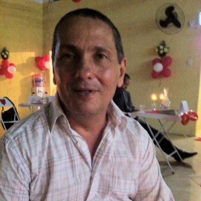Sou servo de Deus, esposo de Adriana, pai feliz.