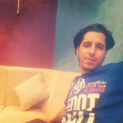 ‏‏شخص بسيط يحب يسمع ارا الناس مهم كان الشخص لأن المحترم يحترم