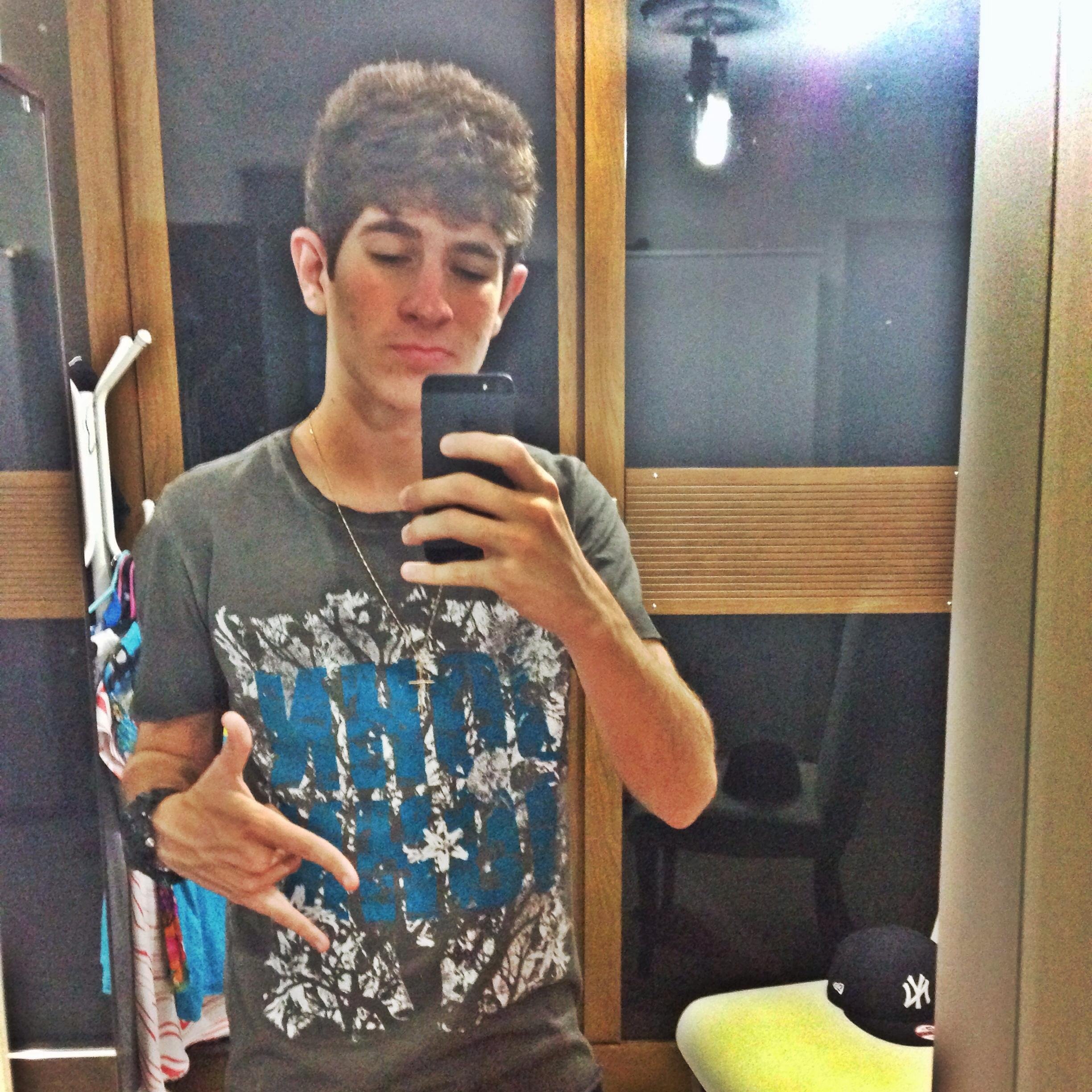 sou presença no pagode ,não largo meu futebol ,quem me vê, me vê sorrindo ,e vai ser sempre assim !