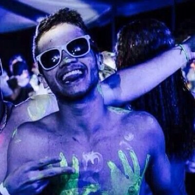 Nós somos do Rio De Janeiro , cidade de praia e carnaval. . Nascido lá em Laranjeiras , Fluminense é um sentimento sem igual !