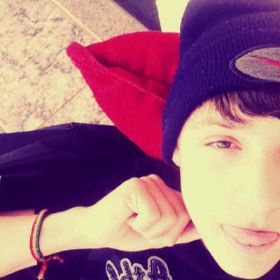 Amigos falsos são como sombras. Vivem perto de você nos momentos brilhantes, mas na hora da escuridão, todos somem. http://t.co/46bb1llpw2