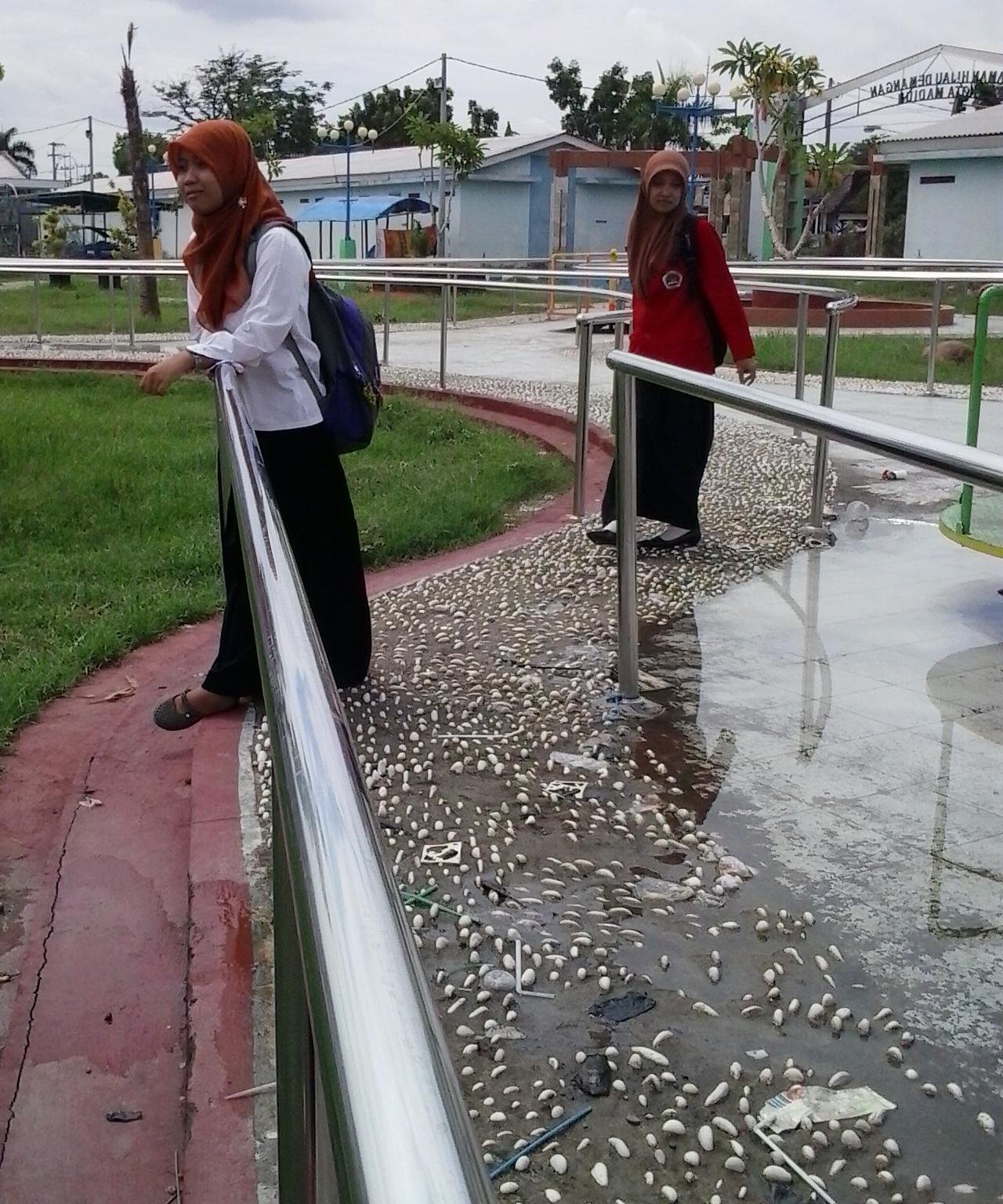 Kadang, kamu juga perlu membiarkan semuanya mengalir apa adanya, tanpa paksaan.