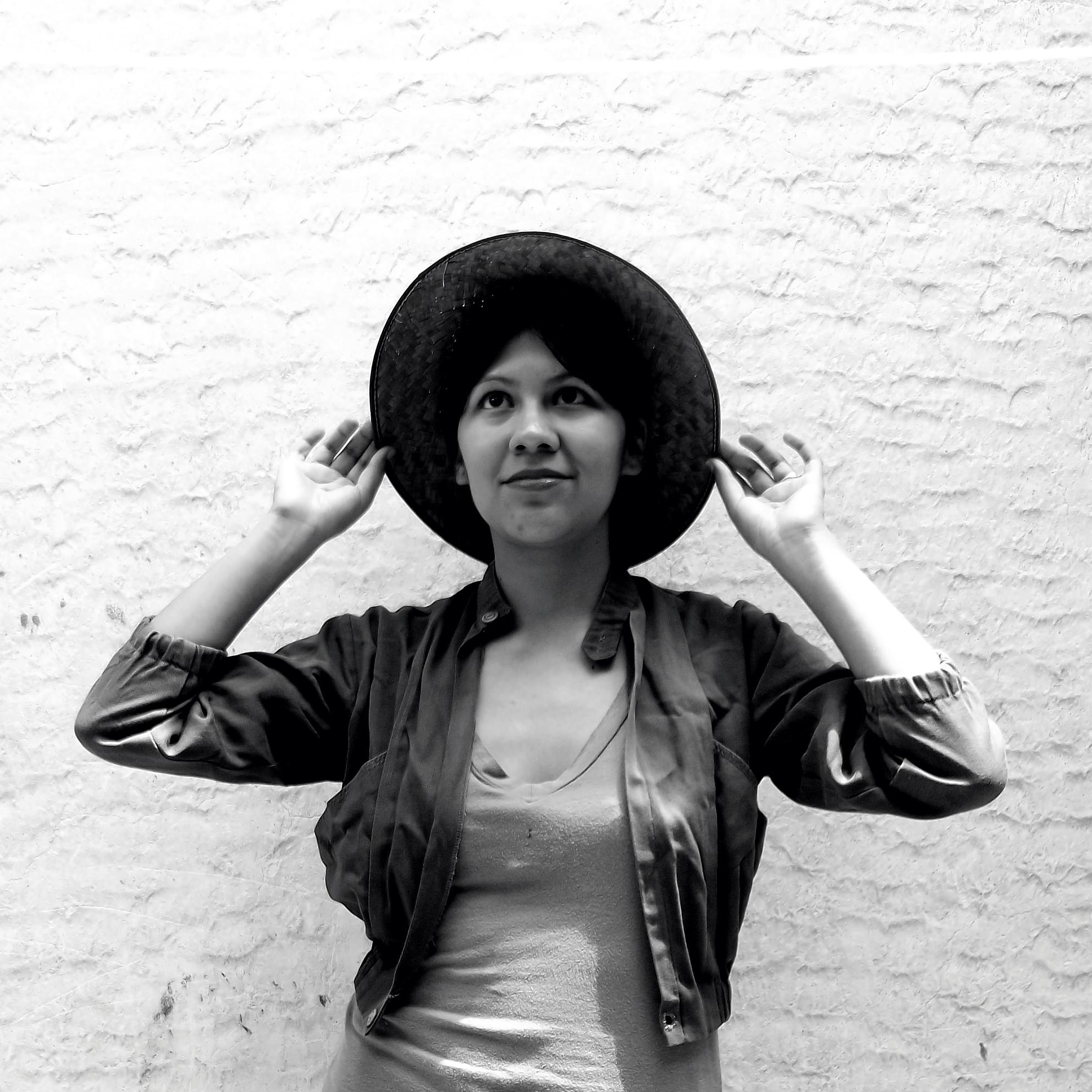 soy_DEL's profile picture. Soy Diseñadora Industrial Me gusta dormir, el olor a tierra mojada, a libros viejos y nuevos, dormir con lluvia, los días grises, los gatos, las plantas... ;)