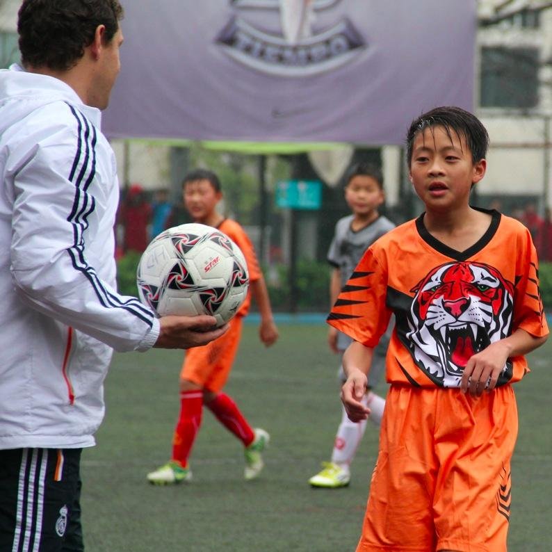 Ex-Guangzhou-Evergrande-Real Madrid. Marplatense, Madrileño x adopción, UEFAPro, Lic Adm Empresas UC3M. Master Relac Internacionales. Experto Analista Big Data