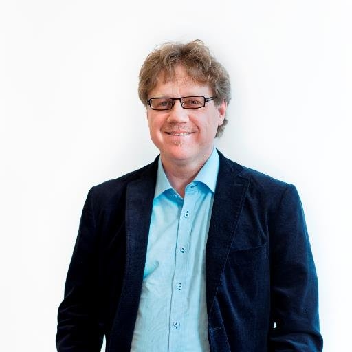 Jag är en man mitt i livet med en mångårig bakgrund som ingenjör på Saab Kockums. Nu är jag gruppledare och oppositionspolitiker för Centerpartiet i Karlskrona.