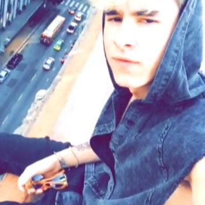 Follow @BieberEspinoss bc she gave you this follow! I following back! Thanks babes. If u don't do it I will UNFOLLOW you.