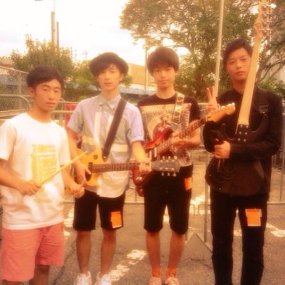 宮城県で活動中のFABFooLです。 
田中理来 Vo Gt(@tanaka_riku)
早坂有史Gt(@gurecoccoco)
山崎達生 Ba(@j5trwwys)
,星睦 Dr(@6230mopi)