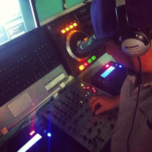 DJ PAULO PISTAMIX ,  Por influência de festas no ano 80, sempre ouviu músicas de qualidade e em 1985 se tornou DJ, e passou a tocar de forma profissional