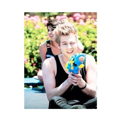 dont follow this acc || go follow //@michaelsextme\\ please || love you guys || free follow
