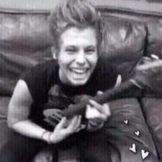 @5sos are so weird and that's why i love them. 21/05/2015 ! 0/4 nash/12