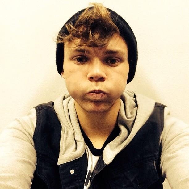 Ashton Irwin z ff rommate autorstwa @noellkid || Przyjaciel największego bałaganiarza na świcie||