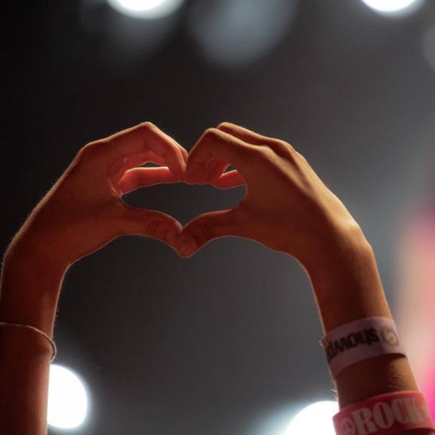 alisonhu5698's profile picture. Hi, I'm Alison, 16 :) I love music and make my own style!!! #5SOSFam #Directioner #Whitesider ❤