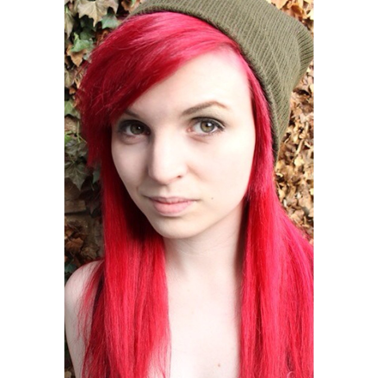 ✧ my account is as red as the blood pouring out of my vagina ✧ //@glamourgaskarth