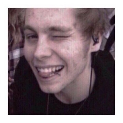 hey I gave you a free follow so please follow @yeezuslukey !!