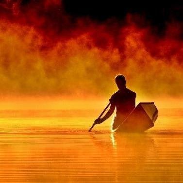 Şimdiden önce.. Geçmişten sonra.. Ne tam olarak beraber ne de tam olarak ayrı.. Ne içindeyim zamanın.. Ne de büsbütün dışında...