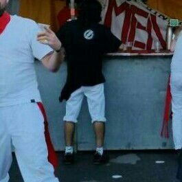 Que la clase dominante tiemble a la vista de una revolucion comunista. El proletario no tiene nada que perder excepto sus cadenas. Tiene un mundo que ganar.