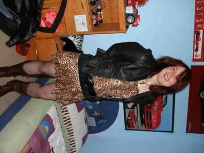 SiriaXhex's profile picture. ich liebe es zu lesen , denn jeder tag ohne buch ist ein verlorener tag...und außerdem  würde mich ohne buch vor dem gesicht niemand erkennen   XD