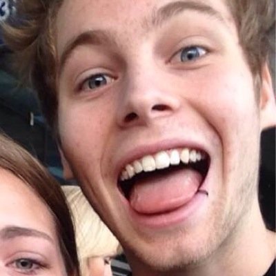 FOLLOW @lukesnandosSOS BECAUSE SHE GAVE YOU THIS FREE FOLLOW:)