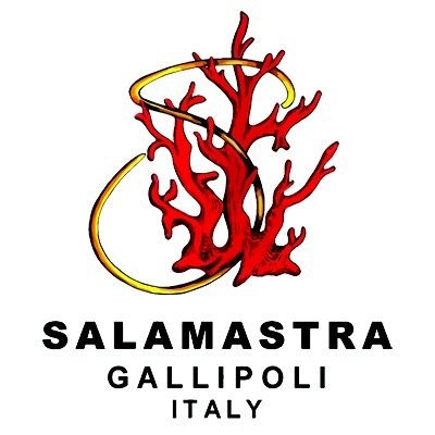 Salamastra è un innovativo Concept Store” nel Centro Storico di Gallipoli.  Disegnamo moda, bigiotteria, oggettistica, lampadari e maiolica.