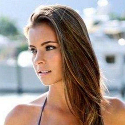 Moi c est Céline 17 ans je suis lyonnaise et étudiante je passe mon temp a raconter mon temp bref GO TO 500 FOLLOWERS !!!! Je vous aime !!!