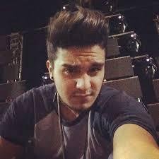 - Sou legal,humilde,super fã do Luan Santana *-*
- ♪ Você me ver como uma parede branca me ver ♪
-♪  Cadê aquela garota que contagiava o mundo ao seu redor ♪